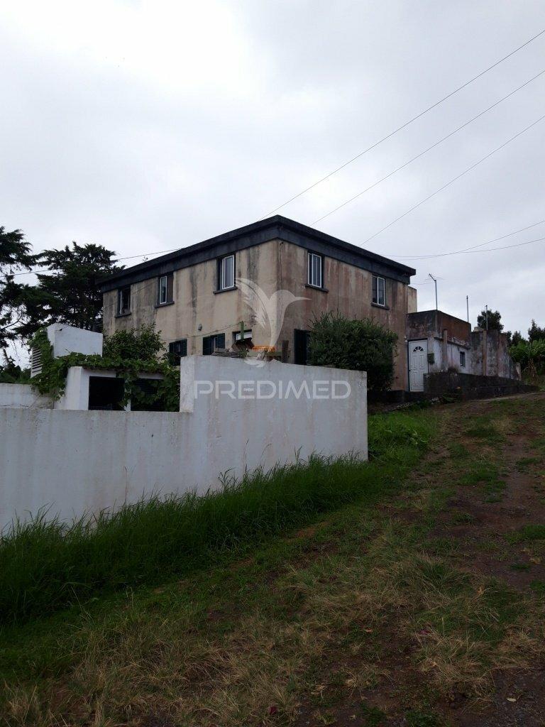 Edifício com 4 apartamentos (2 - t2 e 2 -t1) mais terreno rústico