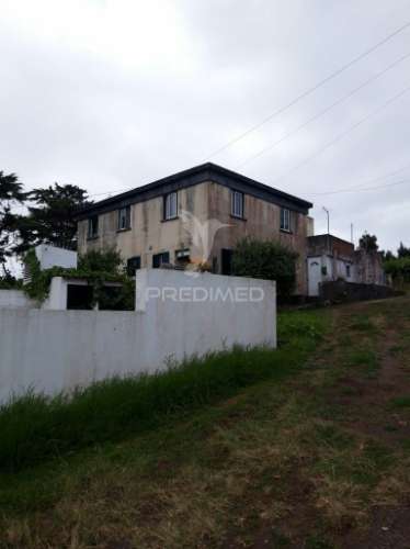 Edifício com 4 apartamentos (2 - t2 e 2 -t1) mais terreno rústico