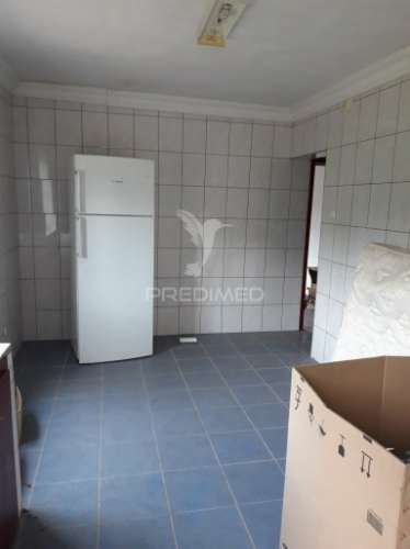 Edifício com 4 apartamentos (2 - t2 e 2 -t1) mais terreno rústico