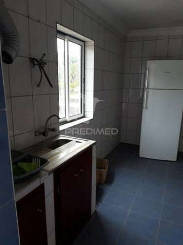 Edifício com 4 apartamentos (2 - t2 e 2 -t1) mais terreno rústico