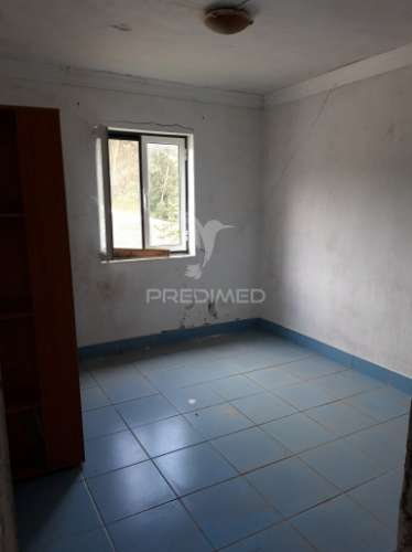 Edifício com 4 apartamentos (2 - t2 e 2 -t1) mais terreno rústico