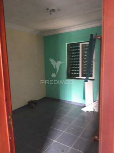 Edifício com 4 apartamentos (2 - t2 e 2 -t1) mais terreno rústico