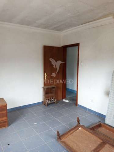 Edifício com 4 apartamentos (2 - t2 e 2 -t1) mais terreno rústico