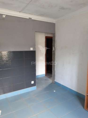 Edifício com 4 apartamentos (2 - t2 e 2 -t1) mais terreno rústico