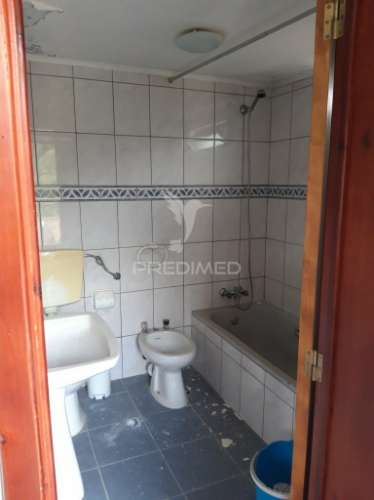 Edifício com 4 apartamentos (2 - t2 e 2 -t1) mais terreno rústico