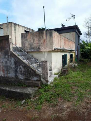 Edifício com 4 apartamentos (2 - t2 e 2 -t1) mais terreno rústico