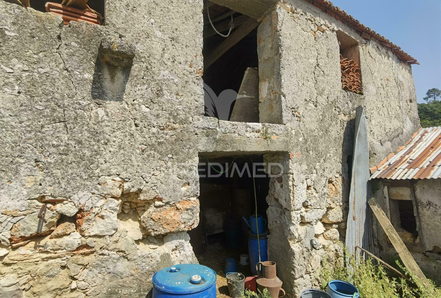 Moradia localizada em bugalhos /alcanena