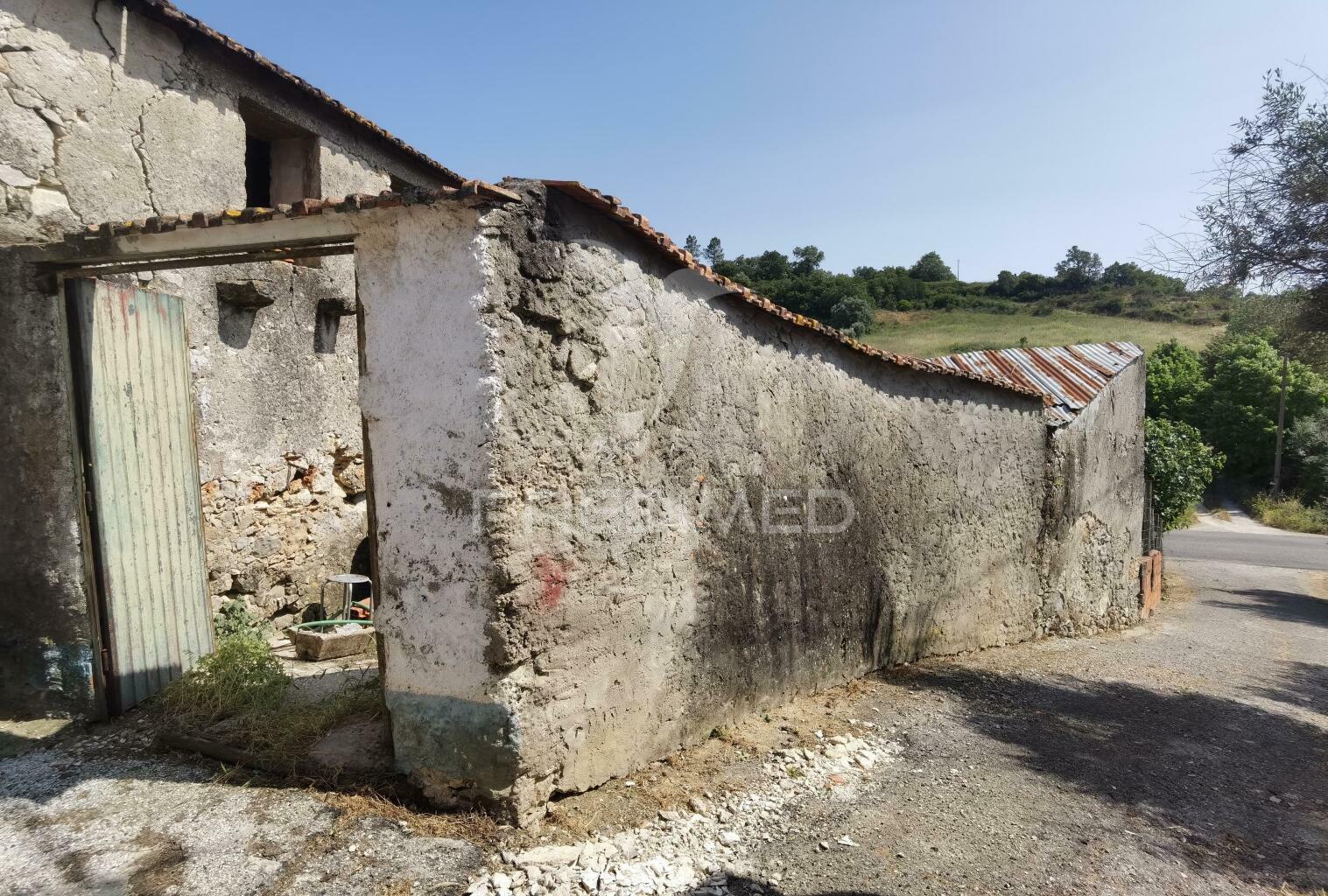 Moradia localizada em bugalhos /alcanena