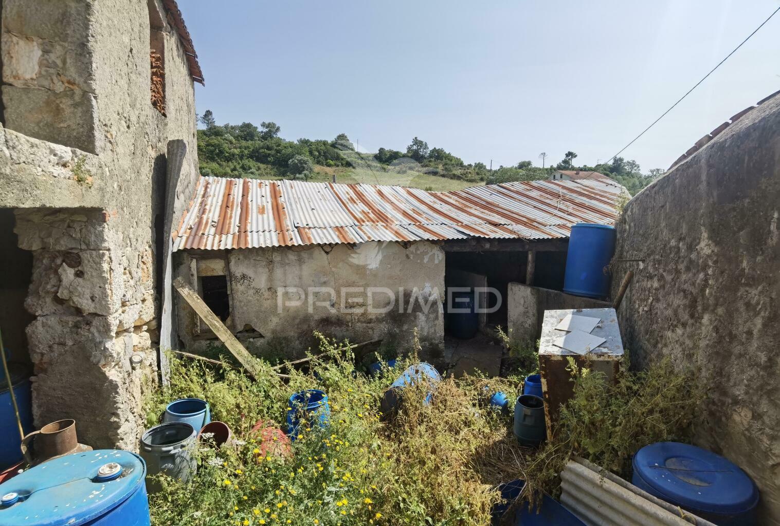 Moradia localizada em bugalhos /alcanena