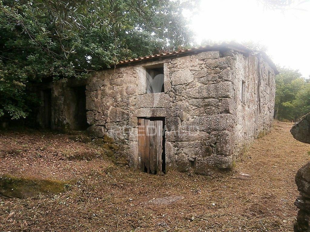 Quintinha com 2 moradias para reconstruir