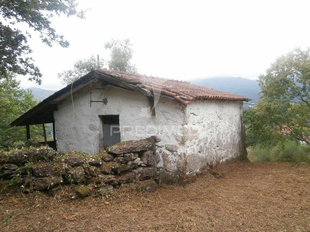 Quintinha com 2 moradias para reconstruir