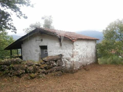 Quintinha com 2 moradias para reconstruir