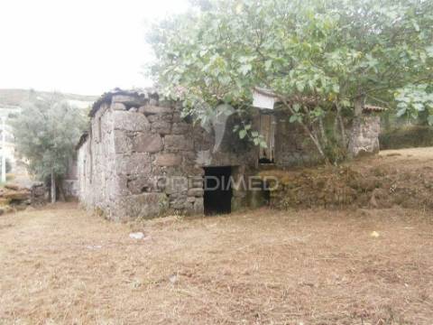 Quintinha com 2 moradias para reconstruir