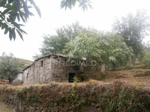 Quintinha com 2 moradias para reconstruir