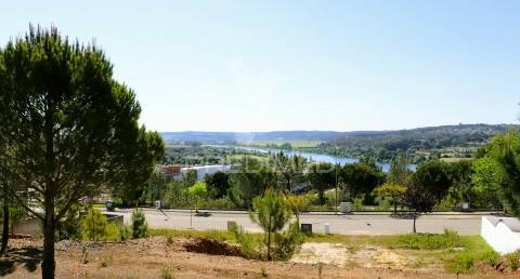 Lote para construção de moradia unifamiliar