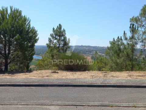 Lote para construção de moradia unifamiliar