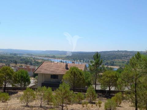 Lote para construção de moradia unifamiliar