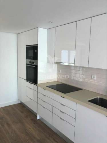 Apartamento t2 remodelado com logradouro na ajuda