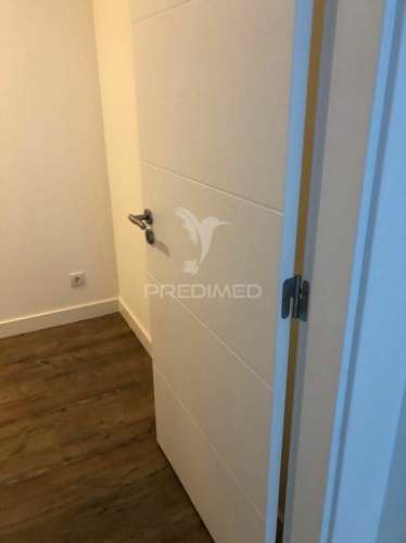 Apartamento t2 remodelado com logradouro na ajuda