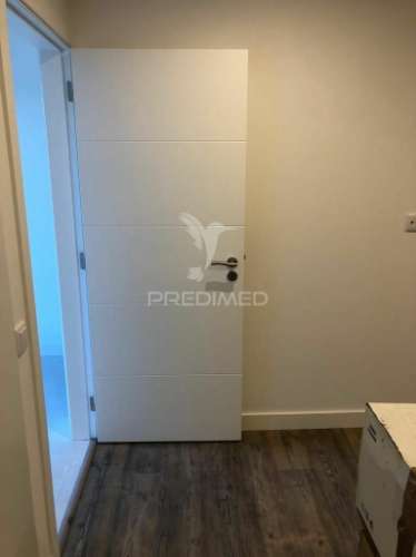 Apartamento t2 remodelado com logradouro na ajuda