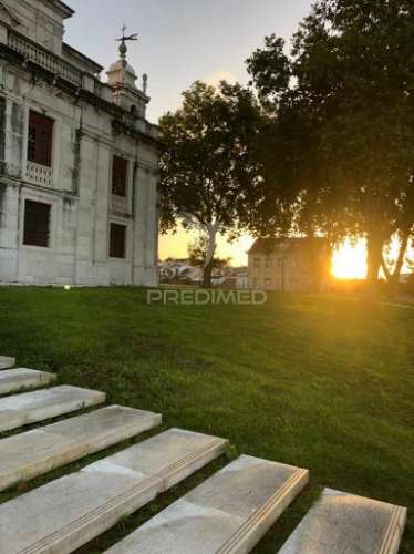 Apartamento t2 remodelado com logradouro na ajuda