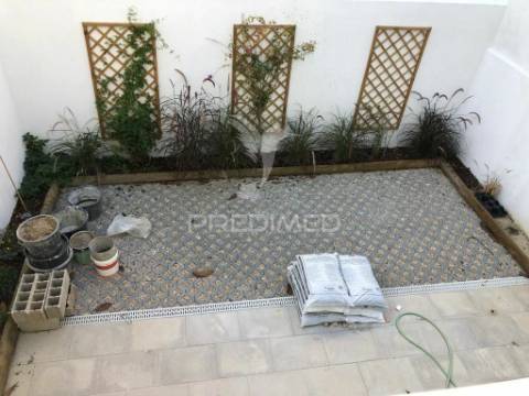 Apartamento t2 remodelado com logradouro na ajuda