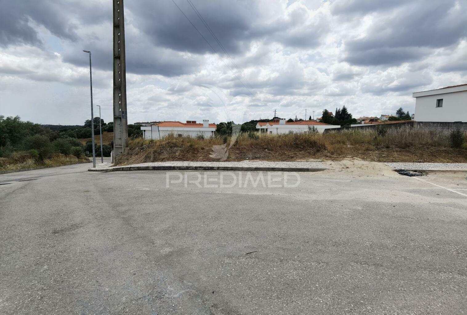 Terreno urbano com área total de 651,78m2 na localidade de alcanena