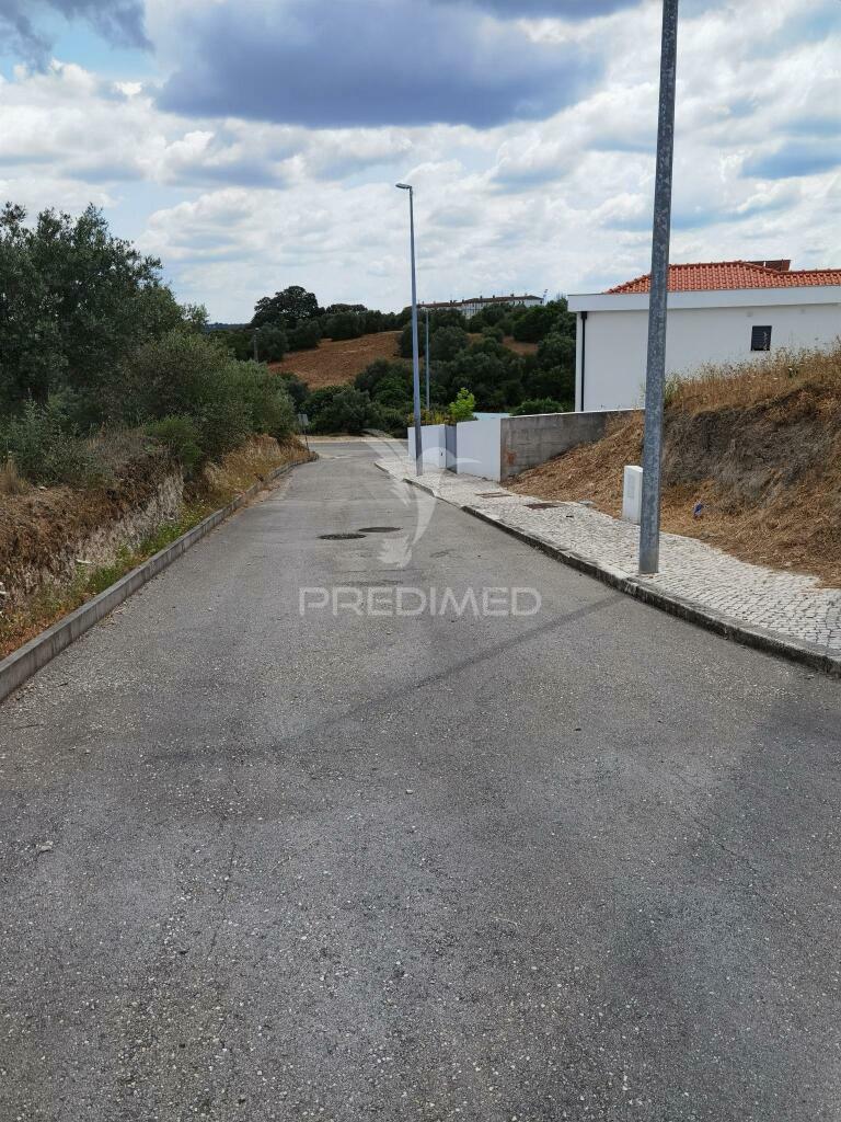Terreno urbano com área total de 651,78m2 na localidade de alcanena