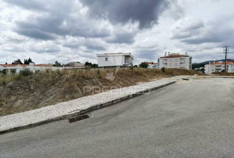 Terreno urbano com área total de 651,78m2 na localidade de alcanena