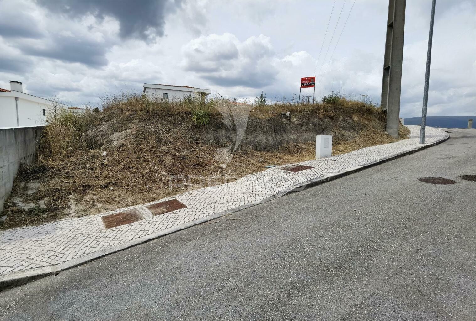 Terreno urbano com área total de 651,78m2 na localidade de alcanena