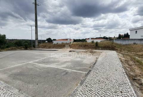 Terreno urbano com área total de 651,78m2 na localidade de alcanena