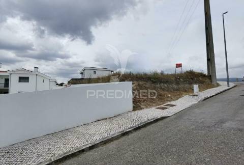 Terreno urbano com área total de 651,78m2 na localidade de alcanena