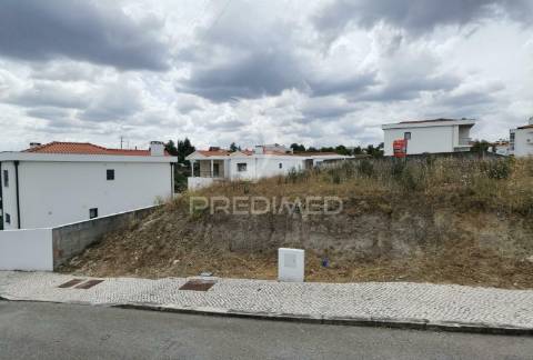 Terreno urbano com área total de 651,78m2 na localidade de alcanena