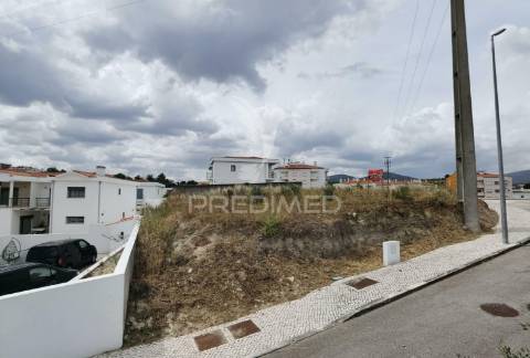 Terreno urbano com área total de 651,78m2 na localidade de alcanena