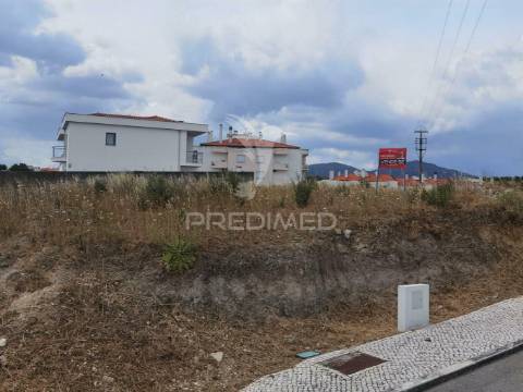 Terreno urbano com área total de 651,78m2 na localidade de alcanena