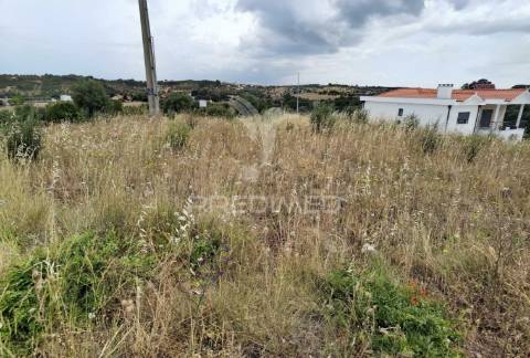 Terreno urbano com área total de 651,78m2 na localidade de alcanena