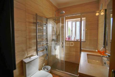 Moradia mediterrânica com piscina e jardim em são brás de alportel