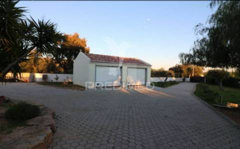 Moradia mediterrânica com piscina e jardim em são brás de alportel