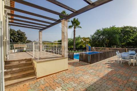 Moradia mediterrânica com piscina e jardim em são brás de alportel