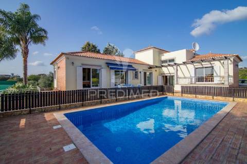 Moradia mediterrânica com piscina e jardim em são brás de alportel