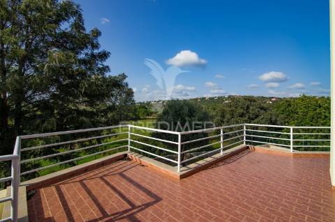 Moradia mediterrânica com piscina e jardim em são brás de alportel