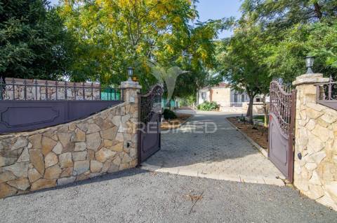 Moradia mediterrânica com piscina e jardim em são brás de alportel