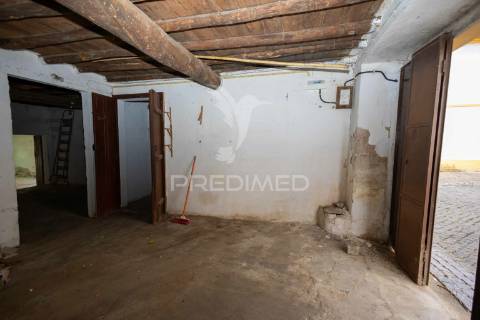 Moradia bi-familiar t6 e com espaço comercial - alter do chão