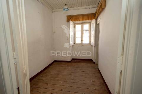 Moradia bi-familiar t6 e com espaço comercial - alter do chão