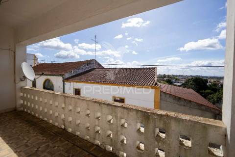 Moradia bi-familiar t6 e com espaço comercial - alter do chão