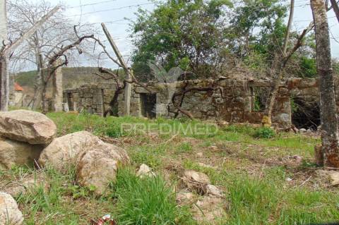 Casa em pedra para recuperar c/ terreno