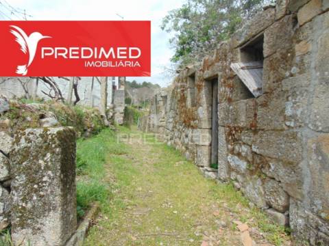 Casa em pedra para recuperar c/ terreno