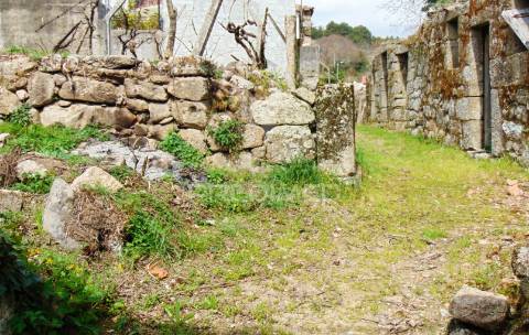 Casa em pedra para recuperar c/ terreno