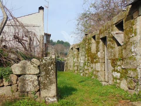 Casa em pedra para recuperar c/ terreno
