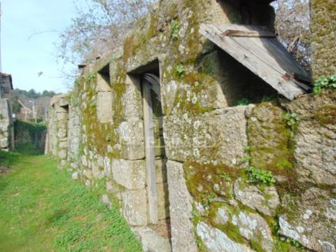Casa em pedra para recuperar c/ terreno